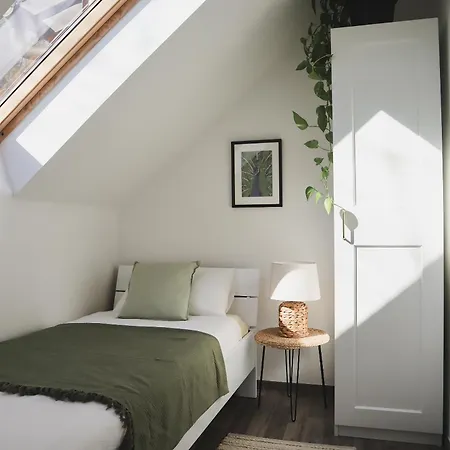 Urban Jungle - Free Parking Apartment