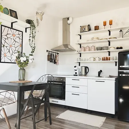Urban Jungle - Free Parking Apartment *